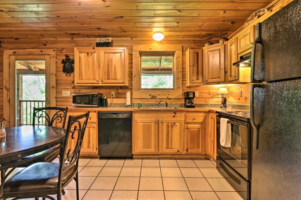Cabin With Deck And Fireplace Less Than 3 Mi To Dollywood! Pigeon Forge Bagian luar foto